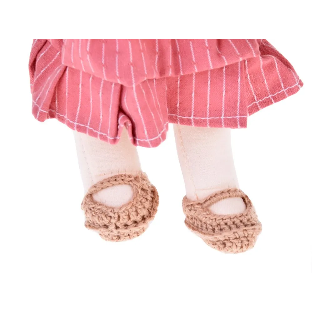 Lalka siedząca w dekoracyjnym kartonowym opakowaniu prezentowym