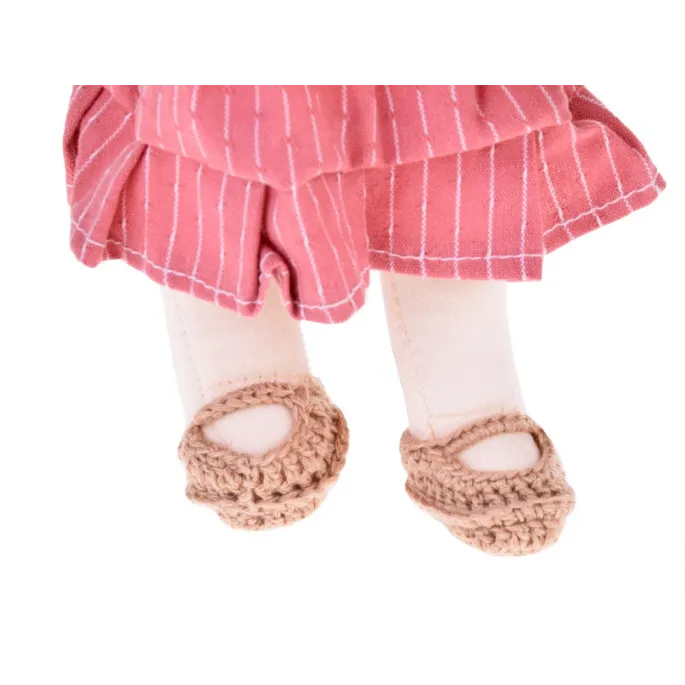 Lalka siedząca w dekoracyjnym kartonowym opakowaniu prezentowym