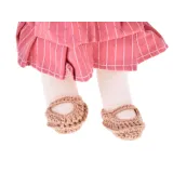 Lalka siedząca w dekoracyjnym kartonowym opakowaniu prezentowym