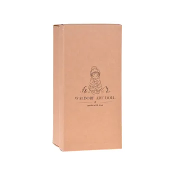 Detal ręcznie wykonanej lalki z minimalistycznymi elementami stroju