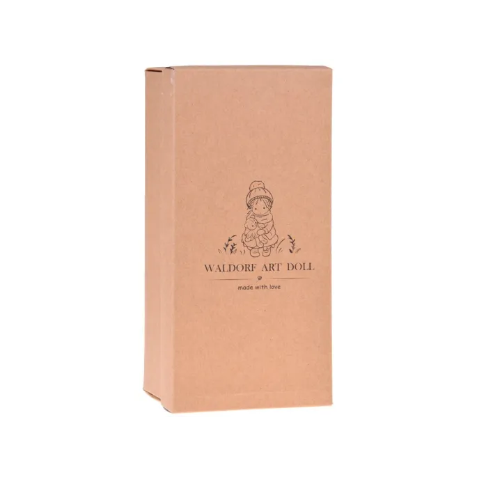 Detal ręcznie wykonanej lalki z minimalistycznymi elementami stroju