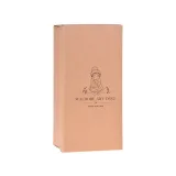 Detal ręcznie wykonanej lalki z minimalistycznymi elementami stroju