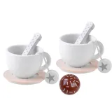 biały dzbanek z gwiazdką oraz filiżanki w zestawie do zabawy