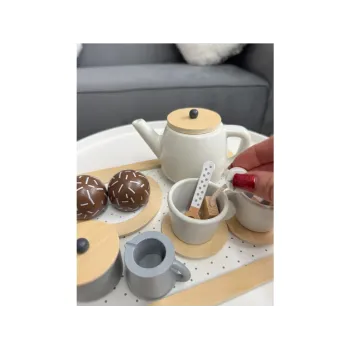 zestaw do zabawy w serwowanie herbaty i deserów na drewnianej tacy