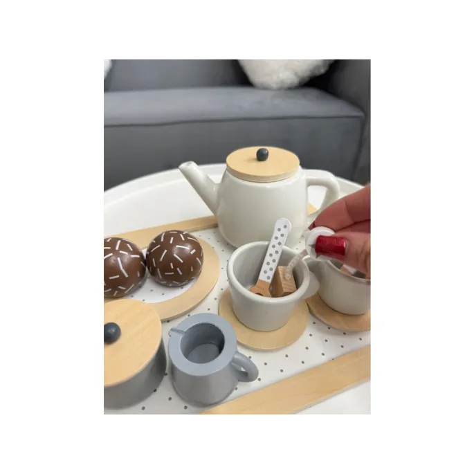 zestaw do zabawy w serwowanie herbaty i deserów na drewnianej tacy
