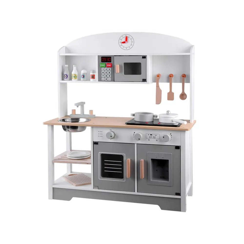 biało-szara kuchnia drewniana dla dzieci z akcesoriami widok ogólny
