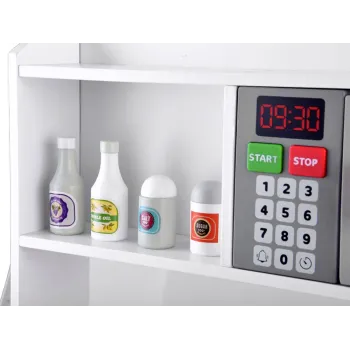 panel z pokrętłami i kranem w interaktywnej kuchni dla dzieci