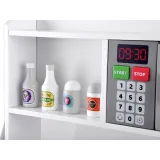 panel z pokrętłami i kranem w interaktywnej kuchni dla dzieci