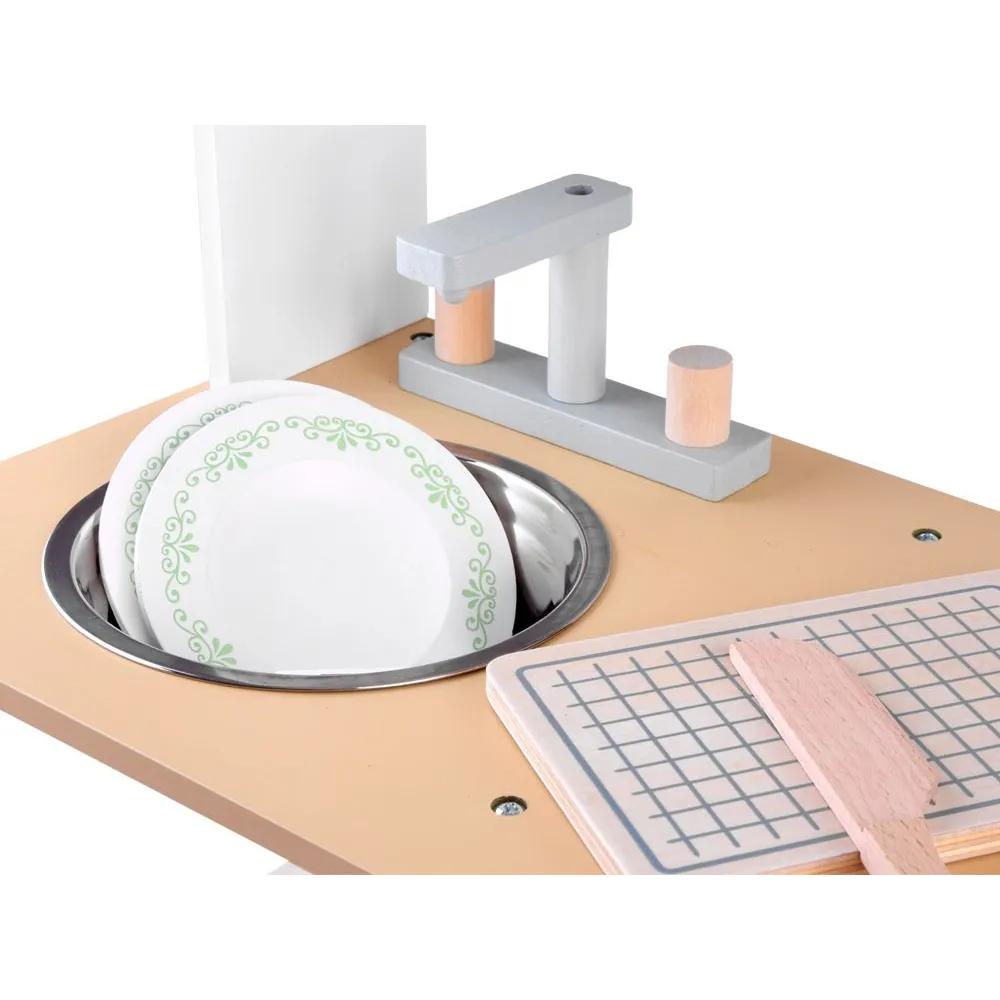 drewniane akcesoria zestawu: patelnia, garnek, sztućce i talerze