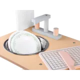 drewniane akcesoria zestawu: patelnia, garnek, sztućce i talerze