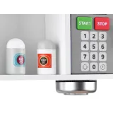 lodówka z dystrybutorem wody i efektem świetlnym w kuchni dziecięcej