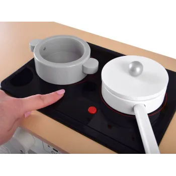 susząca się zastawa na praktycznej suszarce kuchni drewnianej