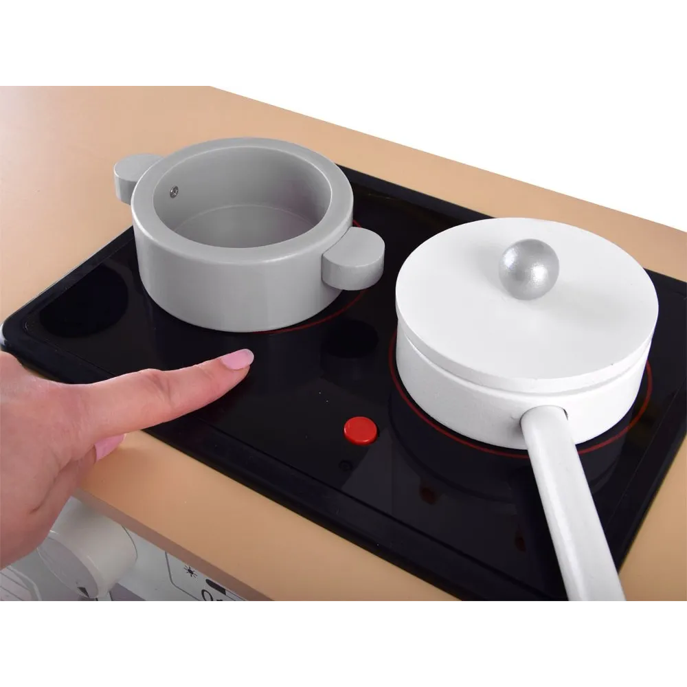 susząca się zastawa na praktycznej suszarce kuchni drewnianej