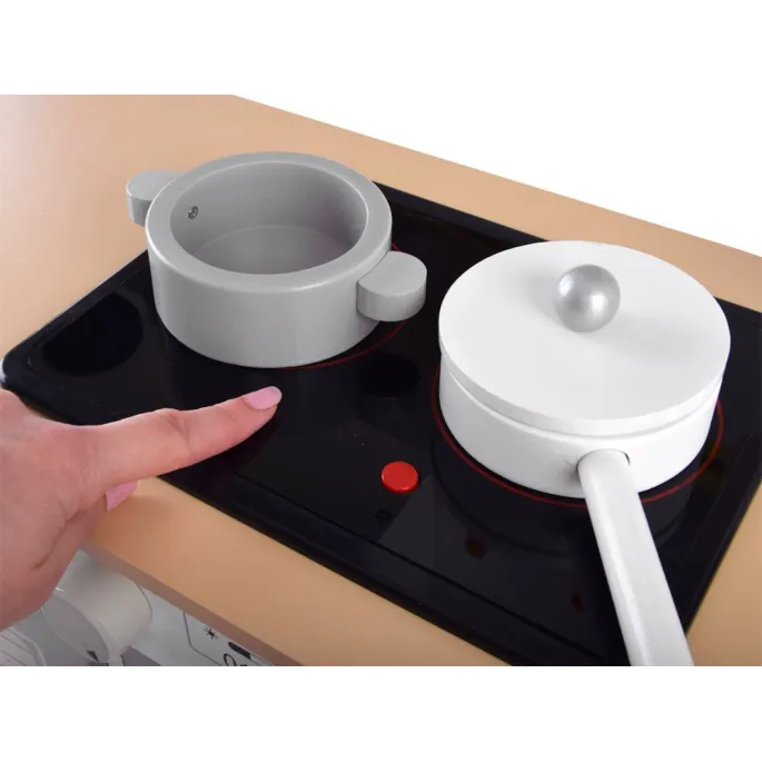 susząca się zastawa na praktycznej suszarce kuchni drewnianej