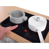 susząca się zastawa na praktycznej suszarce kuchni drewnianej