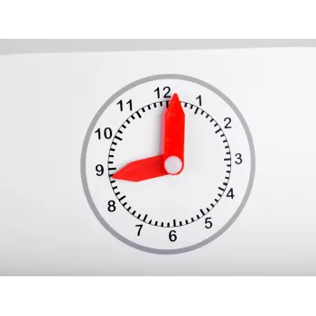 zegar z ruchomymi wskazówkami na froncie dziecięcej kuchni