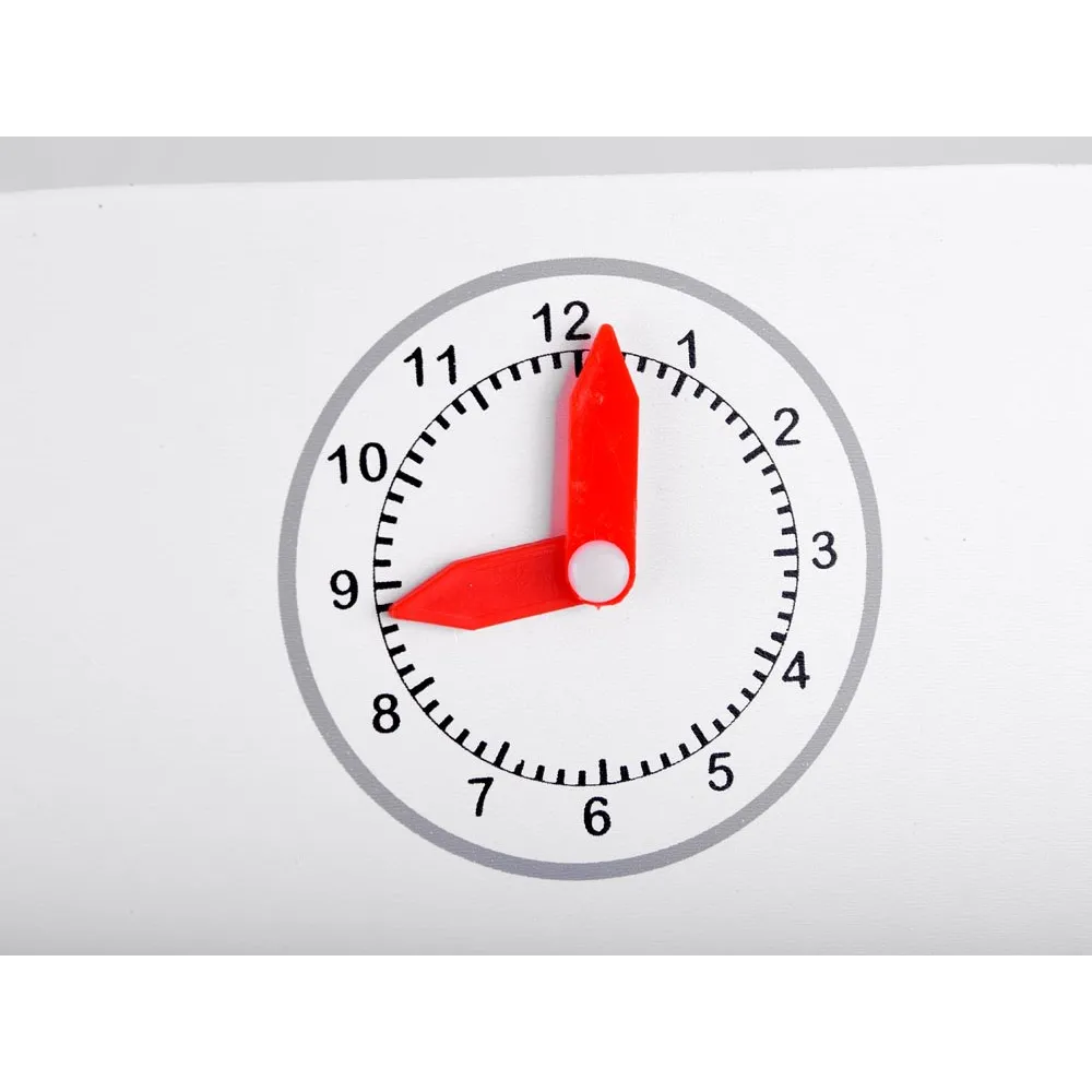 zegar z ruchomymi wskazówkami na froncie dziecięcej kuchni