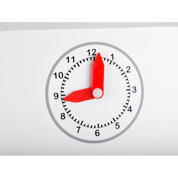 zegar z ruchomymi wskazówkami na froncie dziecięcej kuchni