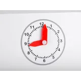 zegar z ruchomymi wskazówkami na froncie dziecięcej kuchni