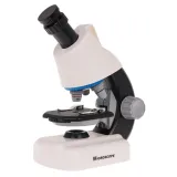 dłoń dziecka trzymająca pęsetę z akcesoriów mikroskopowych