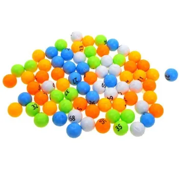 zbliżenie na kolorowe kulki losujące do gry BINGO