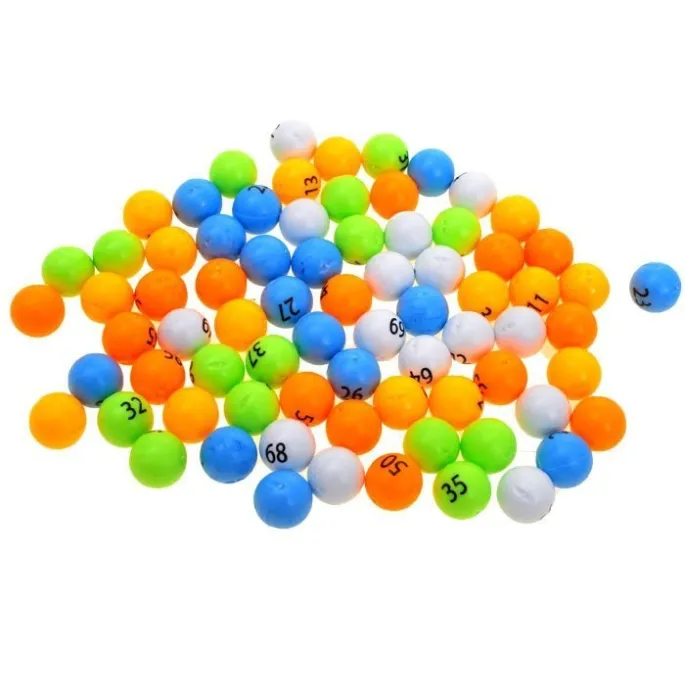zbliżenie na kolorowe kulki losujące do gry BINGO