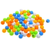 zbliżenie na kolorowe kulki losujące do gry BINGO