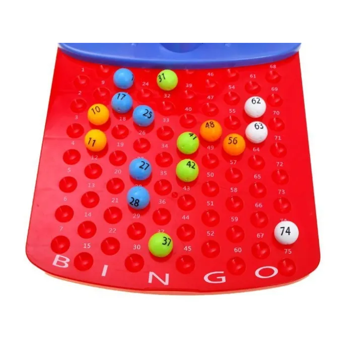 żetony do zakrywania liczb podczas gry w BINGO na płaskiej powierzchni