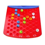 żetony do zakrywania liczb podczas gry w BINGO na płaskiej powierzchni