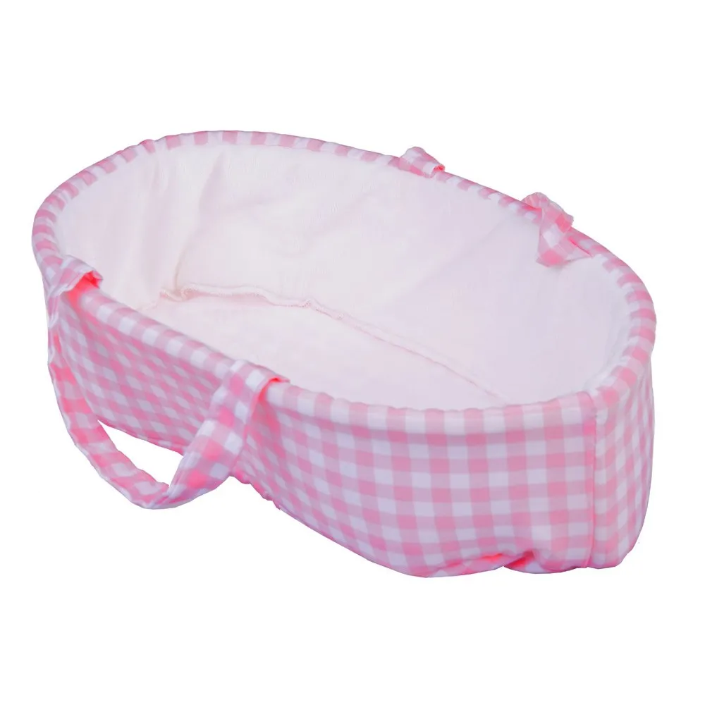 Szczegółowe zdjęcie różowej czapeczki w kratkę na lalce