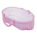 Szczegółowe zdjęcie różowej czapeczki w kratkę na lalce