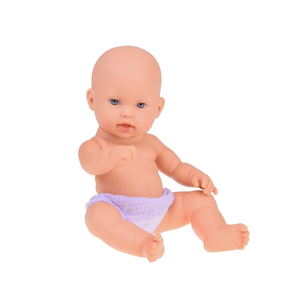 Zbliżenie na twarz lalki noworodka z delikatnie odwzorowanymi rysami