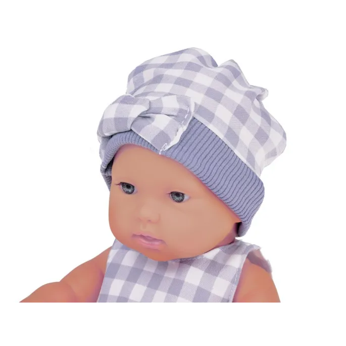 Detal ruchomych kończyn lalki w pozycji siedzącej