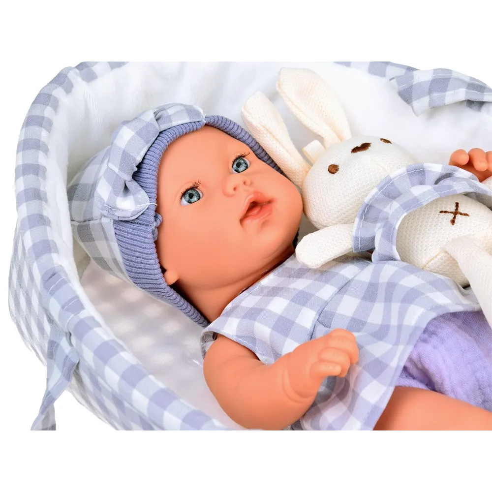 Lalka w szarej sukience i skarpetkach na białym tle