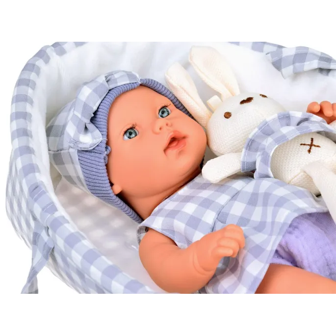 Lalka w szarej sukience i skarpetkach na białym tle