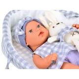 Lalka w szarej sukience i skarpetkach na białym tle