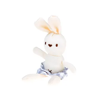 Ręka dziecka układająca lalkę noworodka w nosidełku