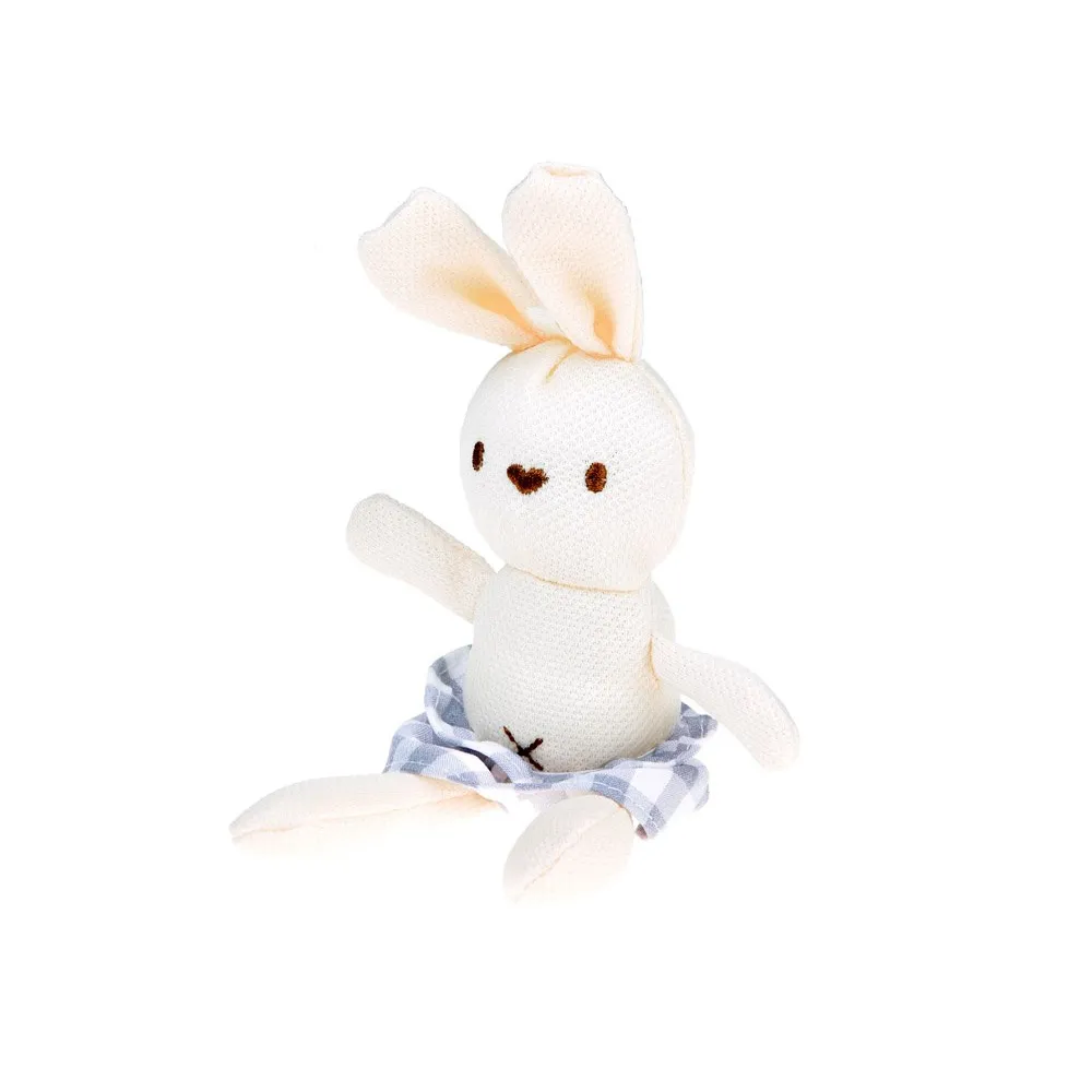 Ręka dziecka układająca lalkę noworodka w nosidełku