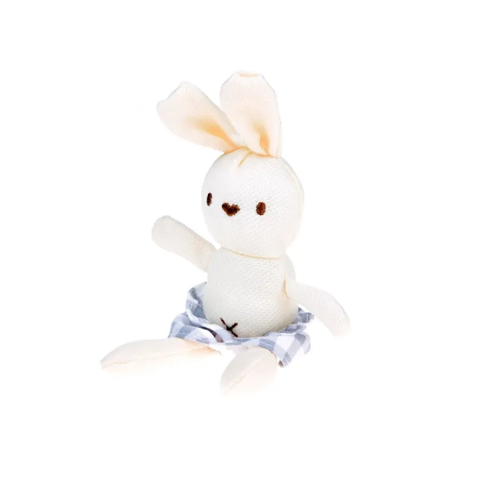 Ręka dziecka układająca lalkę noworodka w nosidełku