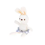 Ręka dziecka układająca lalkę noworodka w nosidełku