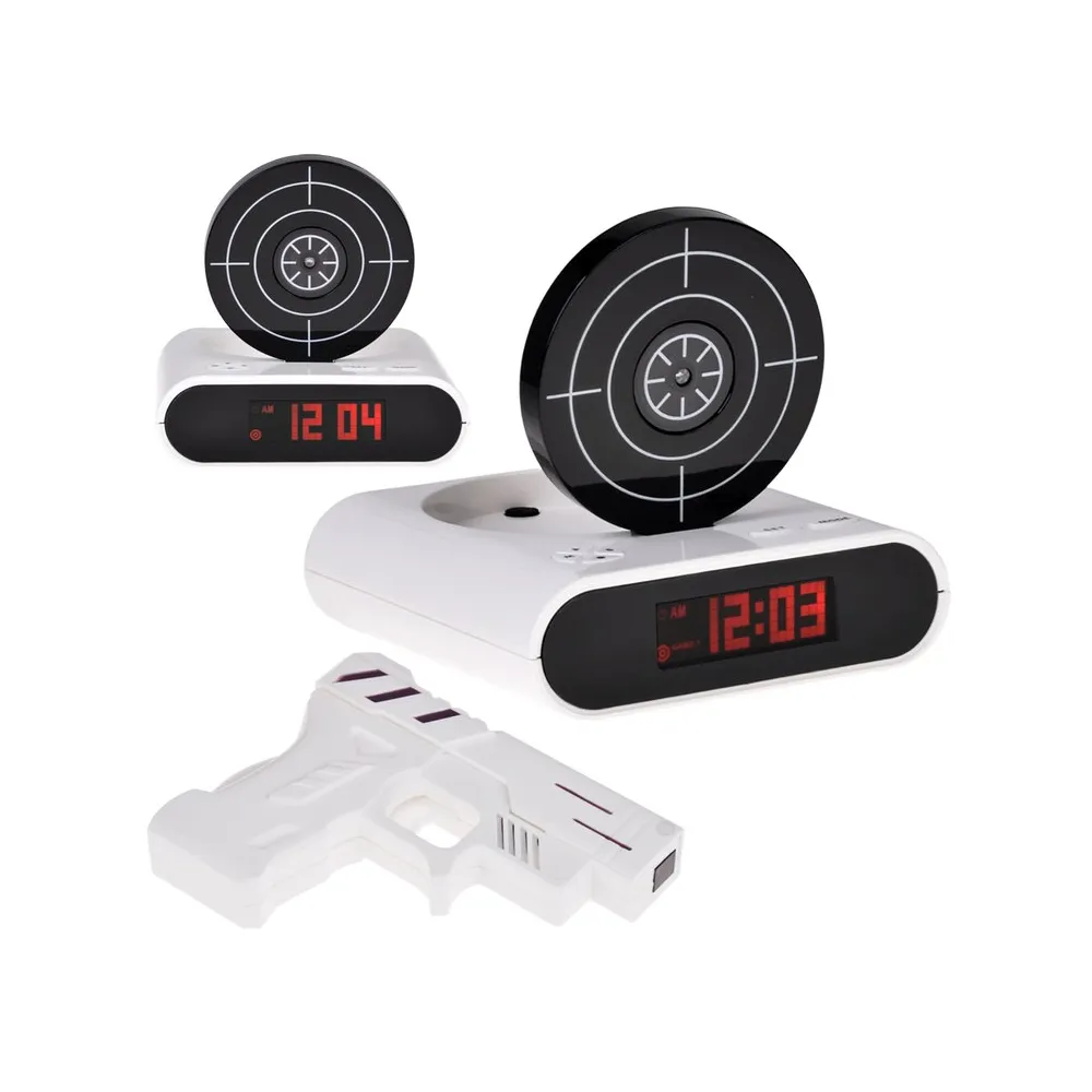 budzik z pistoletem i tarczą z bliska na biurku