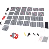 zbliżenie na samochodziki wyścigowe na torze z klocków bugatti