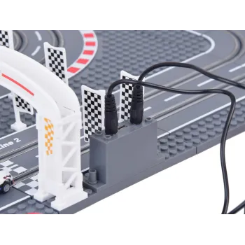 dwa samochodziki podczas wyścigu na zbudowanej trasie z klocków