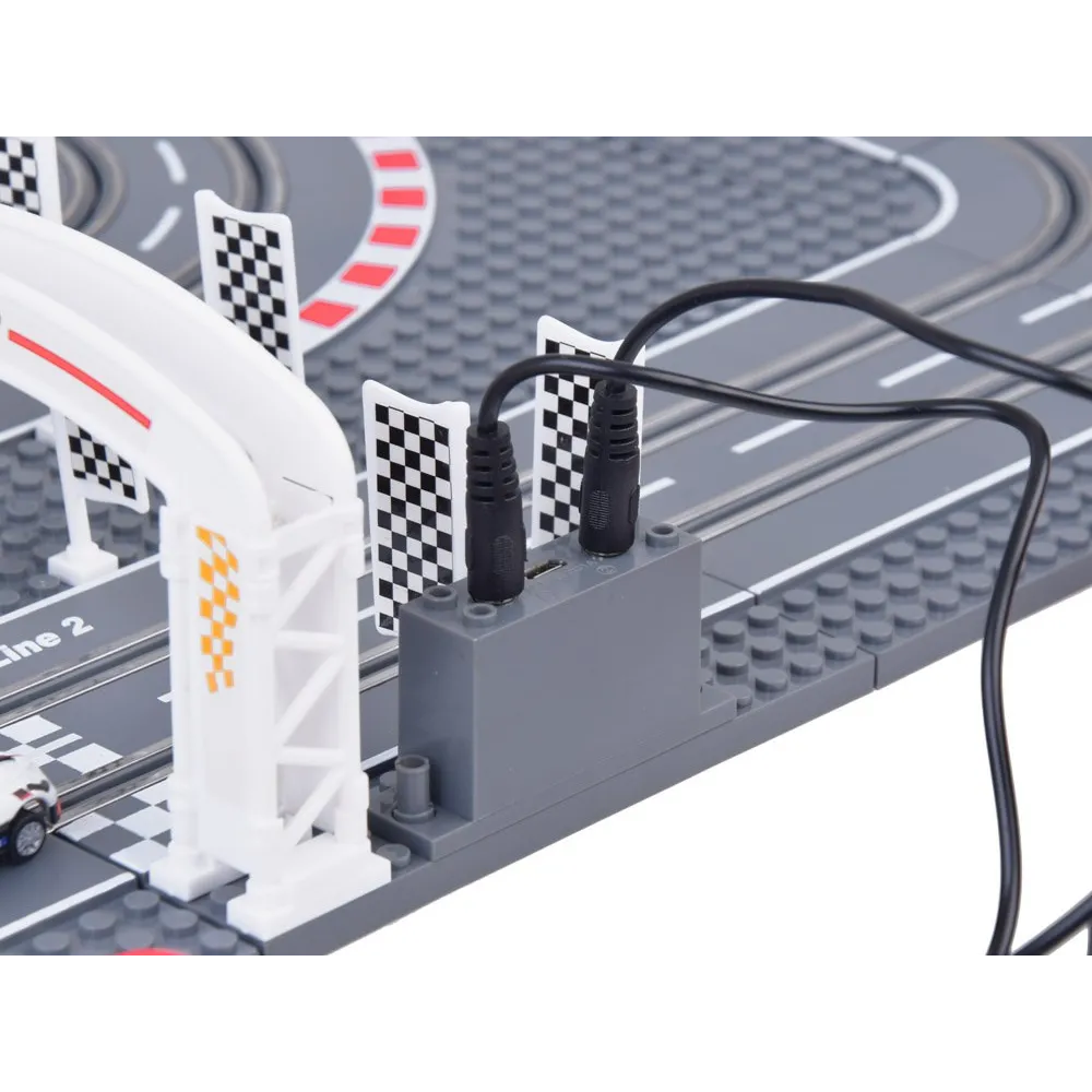 dwa samochodziki podczas wyścigu na zbudowanej trasie z klocków