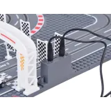 dwa samochodziki podczas wyścigu na zbudowanej trasie z klocków