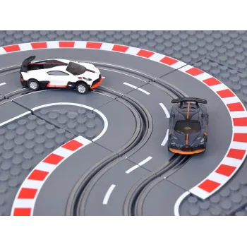 zestaw z instrukcją obrazkową i kablami usb do zasilania toru