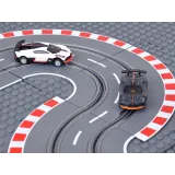 zestaw z instrukcją obrazkową i kablami usb do zasilania toru