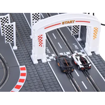 widok parkingu na torze z klocków bugatti wraz z dekoracyjnymi naklejkami