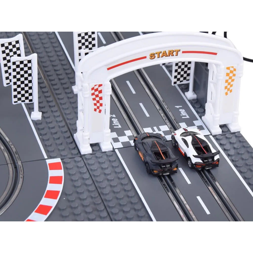 widok parkingu na torze z klocków bugatti wraz z dekoracyjnymi naklejkami