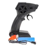 Widok auta Rock SHAKE 1:14 pokonującego przeszkodę terenową